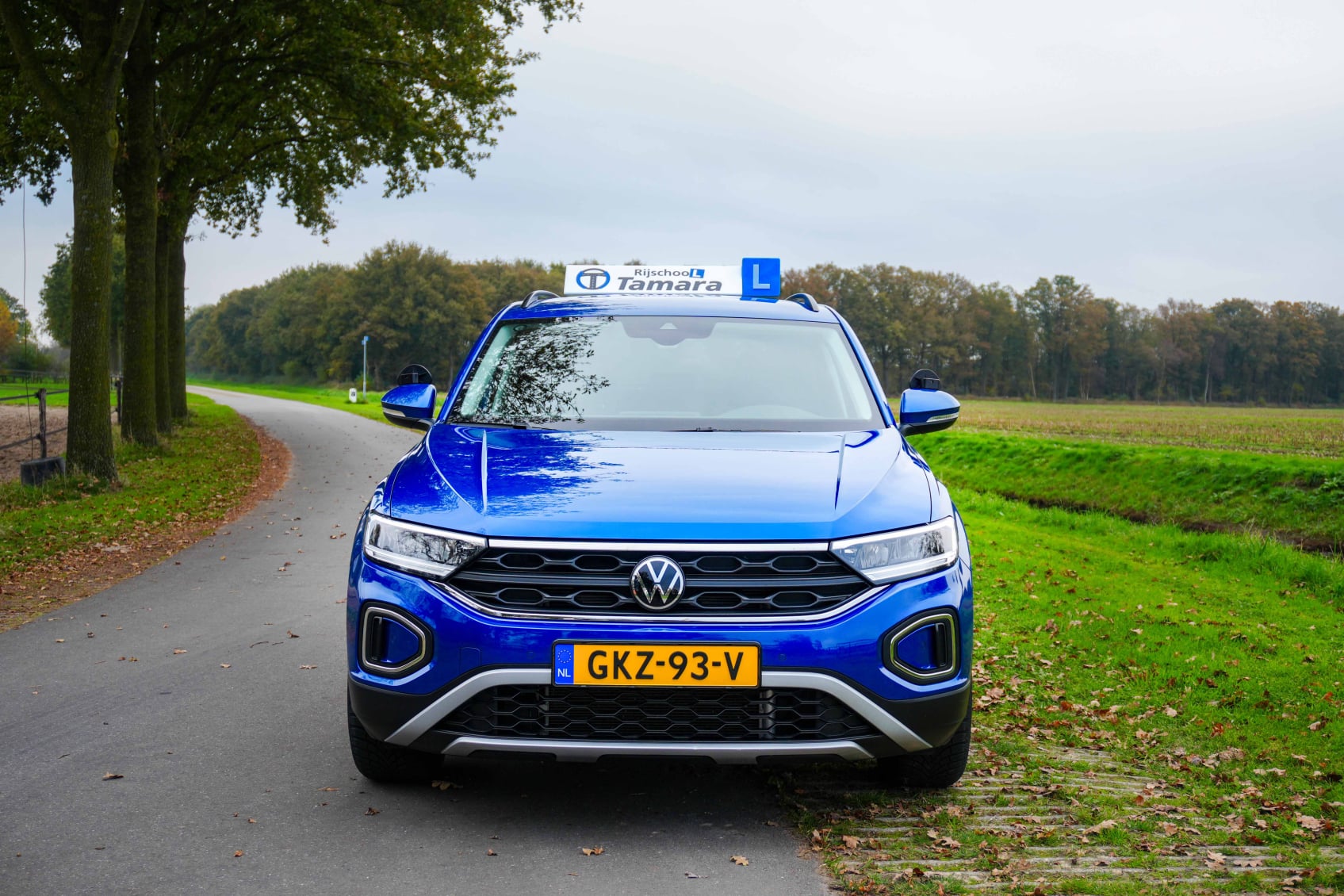 Lesauto van Rijschool Tamara op een landelijke weg